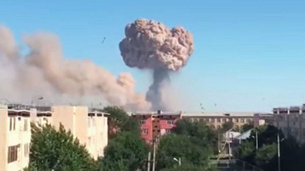 Мощный взрыв сотряс целый город: объявлена срочная эвакуация жителей, горит воинская часть