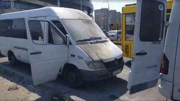 В Киеве неизвестные пытались сжечь на остановке маршрутки. ВИДЕО