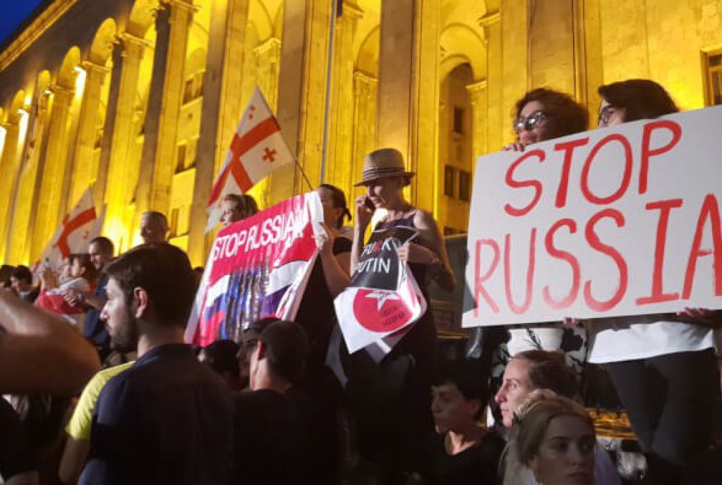 В Тбилиси начали освобождать задержанных на протестах активистов