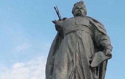 Потерял булаву вместе с рукой: в Кривом Роге разваливается памятник Хмельницкому