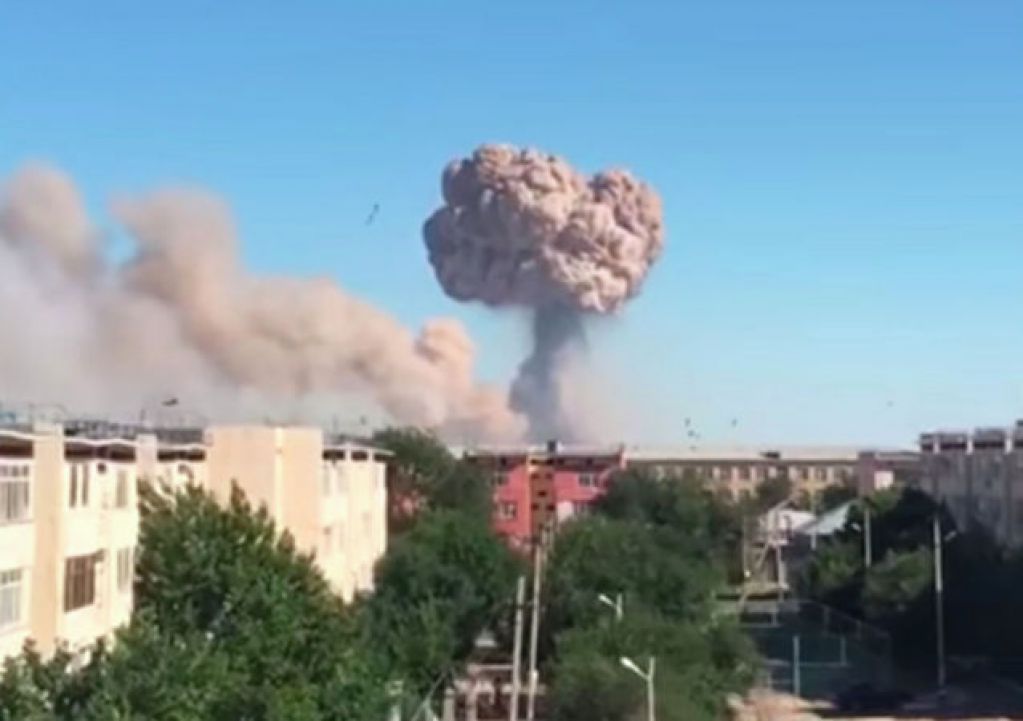 Взрывы на военных складах: десятки тысяч людей покинули свои дома. ВИДЕО