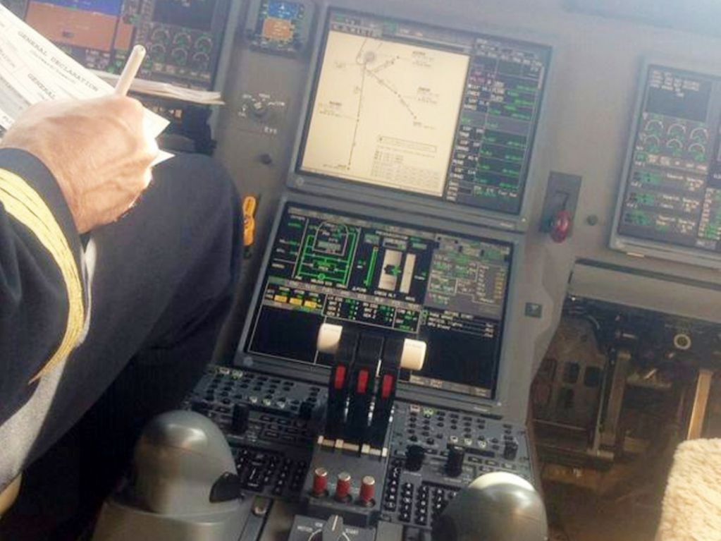 ЧП с пассажирским самолетом: Boeing врезался в здание аэропорта. ФОТО