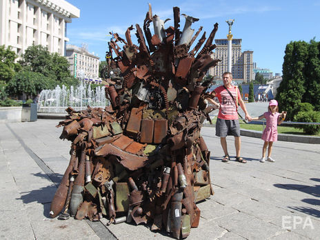 На Майдане установили «Железный трон Востока», но сделан он не из мечей. ВИДЕО