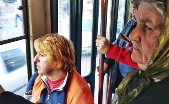 "Я тебя найду, с*ка": пенсионерки устроили потасовку в харьковском трамвае. ВИДЕО
