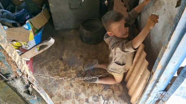 Привязали, как собаку: на Луганщине родители посадили на цепь собственного 6-летнего сына