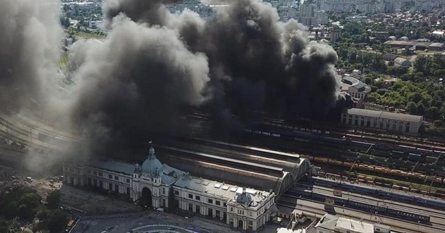 Есть опасность взрыва: во Львове вспыхнул пожар на вокзале. ФОТО, ВИДЕО