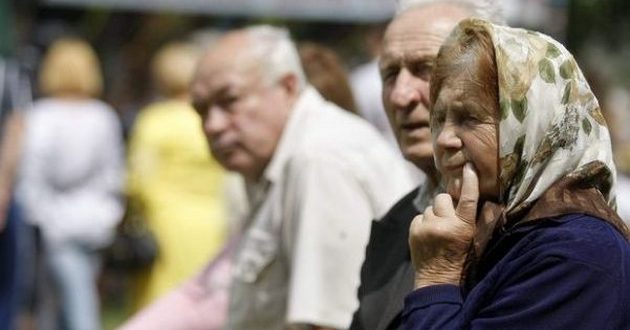 Украинцев "засевают" деньгами: откуда берутся пенсии и "тысяча в одни руки"