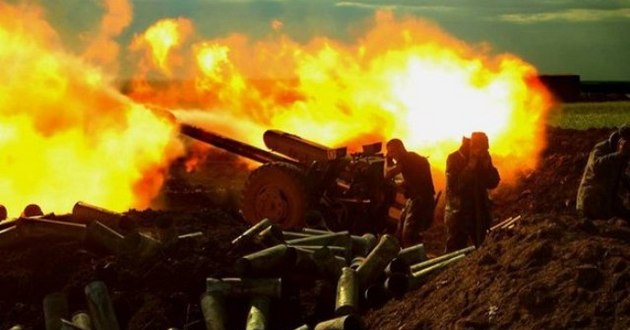 Под Донецком всю ночь гремели взрывы, боевики палили из всех орудий. ВИДЕО