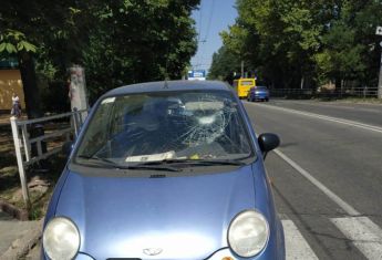 В Херсоне разбушевались протестующие: пострадал автомобиль