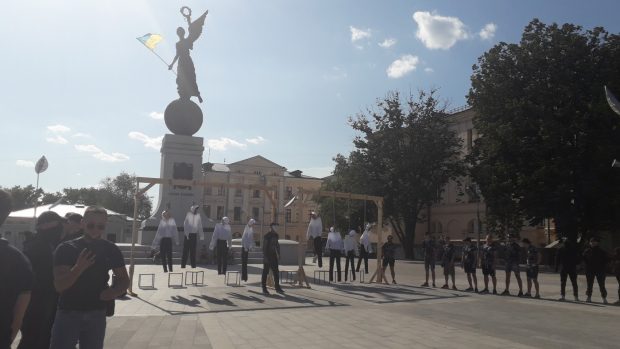 В Харькове активисты «повесили» неугодных депутатов