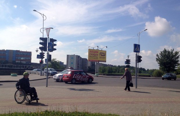 Автоледи с палкой атаковала инвалида в Крыму: видео драки