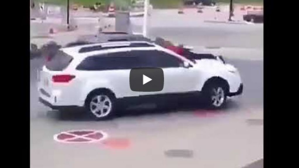 Бросилась на капот: отважная девушка отвоевала свой Subaru. ВИДЕО