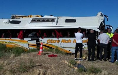 ЧП в Турции: в кювет нырнул пассажирский автобус, пострадали более 40 человек
