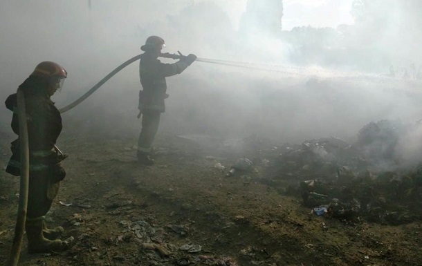На Днепропетровщине пожарные тушат масштабное возгорание на мусорной свалке