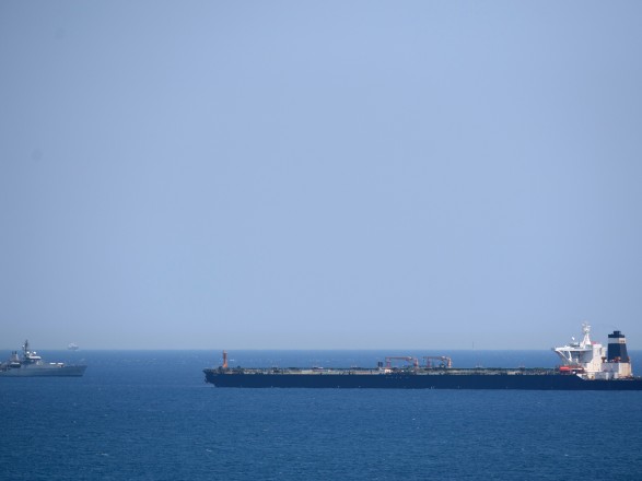 СМИ: На задержанном в Гибралтаре танкере часть экипажа - украинцы