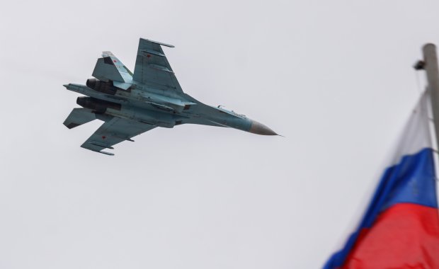 Рядом с Крымом "сцепились" боевые самолеты России и США. ВИДЕО