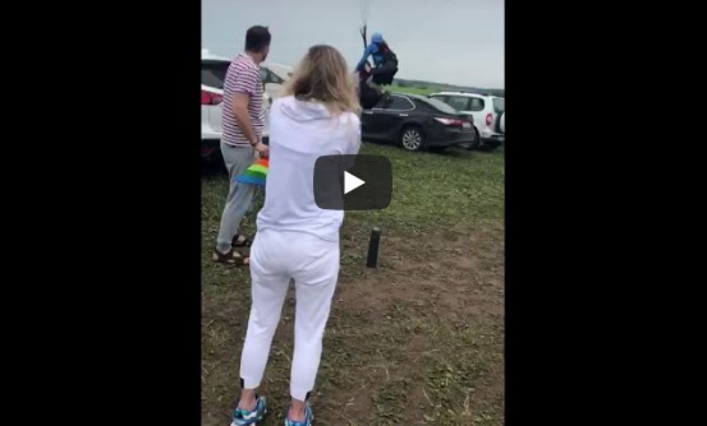 Парашютист разгромил новенький Лексус, неудачно приземлившись. ВИДЕО