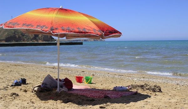 «Разгар сезона» в оккупированном Крыму: в Сеть попали унылые ФОТО безлюдных пляжей 