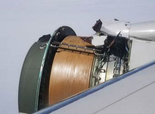 Пассажир снял на камеру двигатель самолета, разрушающийся в полете