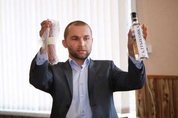 На 185 округе Павел Филипчук одновременно прославляет и останавливает децентрализацию, покупает избирателей и зарабатывает по 60 тыс. в месяц