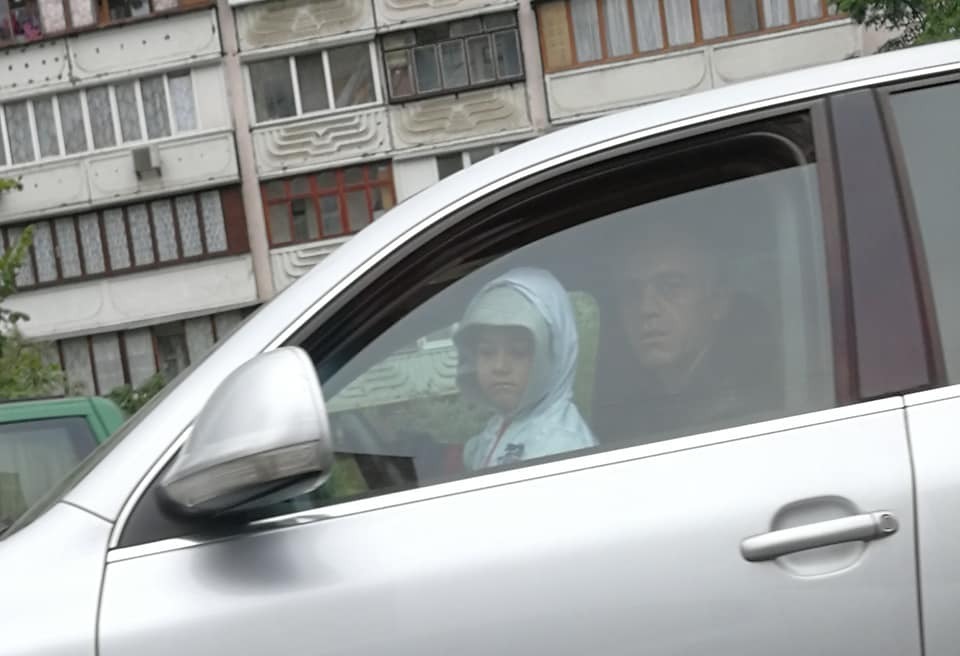 "У дебила, наверное, иконка!" В Киеве разразился скандал из-за ребенка за рулем машины