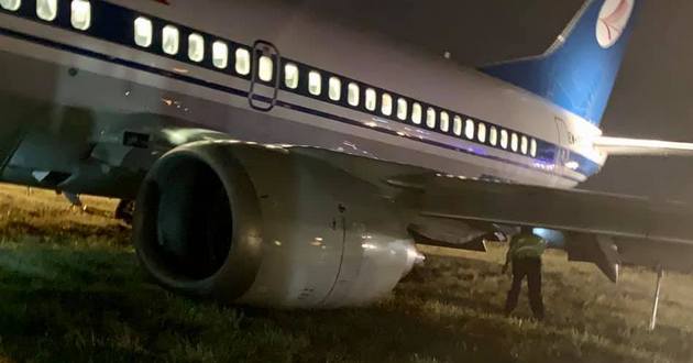"Е*ть колотить, ползет на брюхе": самолет в Киеве с людьми на борту вынесло в поле. ВИДЕО