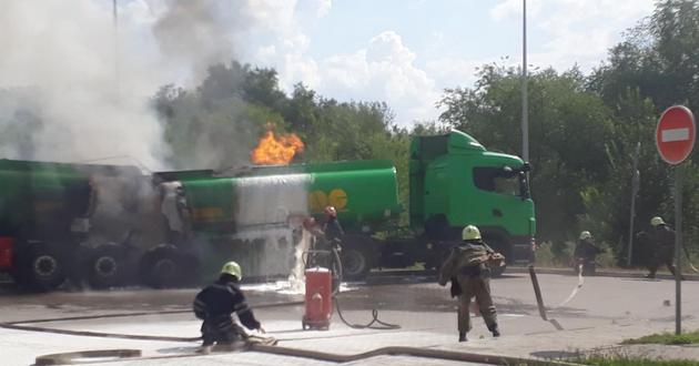 Чудом не взорвался: возле заправки в Украине вспыхнул бензовоз. ФОТО, ВИДЕО