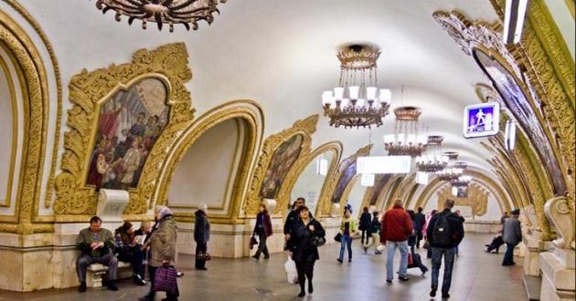 Обиженная москвичка сняла трусы прямо в метро. ВИДЕО