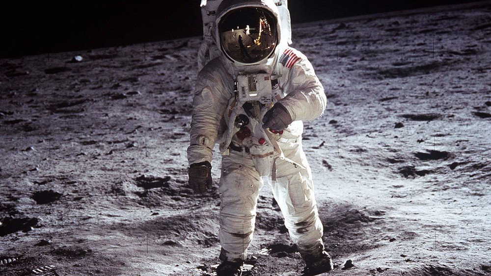 Астронавты шли по Луне мимо мертвого инопланетянина. ФОТО