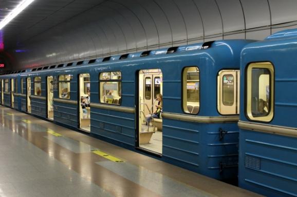 Две станции Киевского метро окончательно отказались от жетонов: подробности