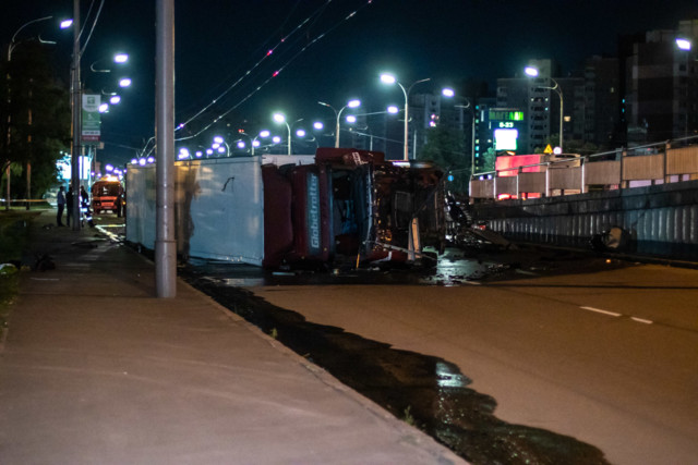 В Киеве грузовик снес два столба с отбойником и упал с моста. ФОТО, ВИДЕО