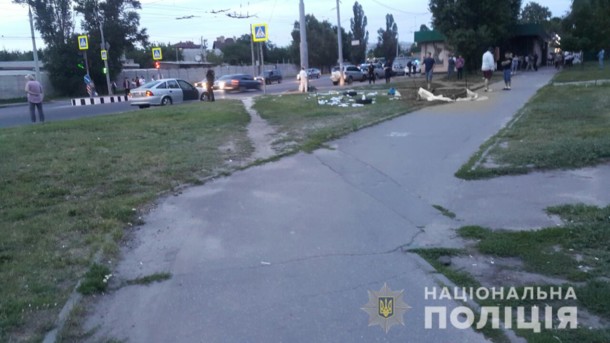 В Харькове Nissan протаранил агитационную палатку, есть пострадавшие