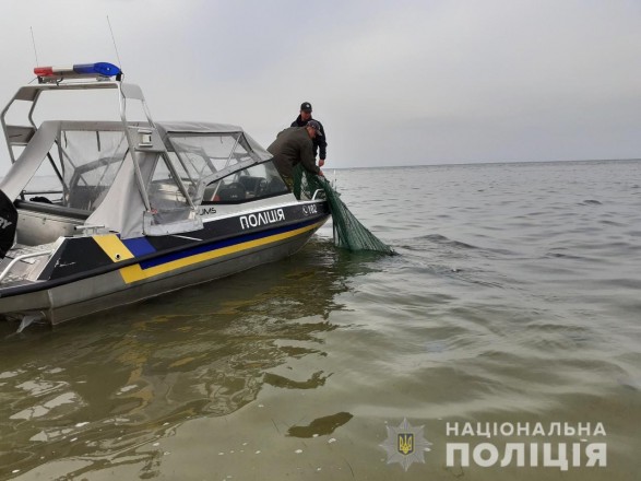 В Херсонской области полицейские спасли мужчину с ребенком, застрявших в море
