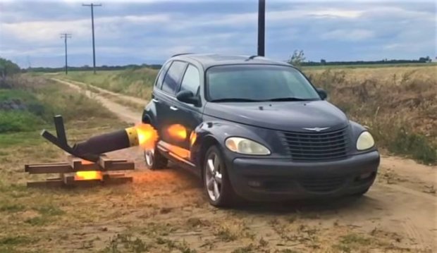 Вот, что случится с авто, если в него выстрелить шаром для боулинга. ВИДЕО