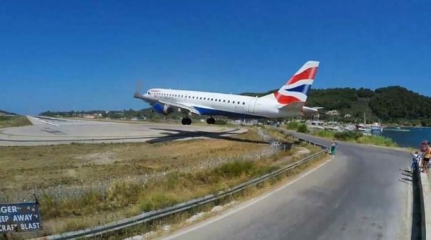 Самая опасная в мире посадка авиалайнеров попала на видео