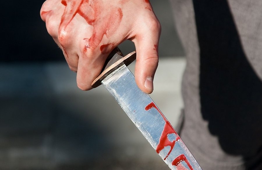 Вонзил нож в сердце: 40-летний мужчина напал на подростка в Киеве