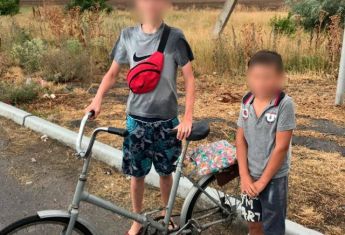 На одном велосипеде 50 км: из Новотроицка двое мальчиков сбежали на море
