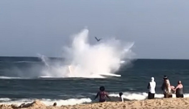 Экстренная посадка самолета в море попала на видео