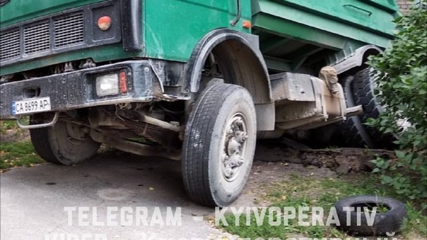 ДТП в Киеве: грузовик провалился в огромную яму на бульваре Верховной Рады. ФОТО