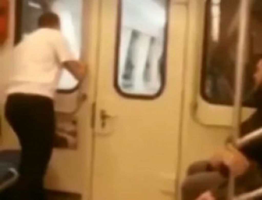 Жесть! В московском метро вагоны поезда оторвались на ходу. ВИДЕО