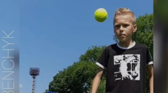 Юный украинец поразил удивительным трюком с бутылкой: есть видео