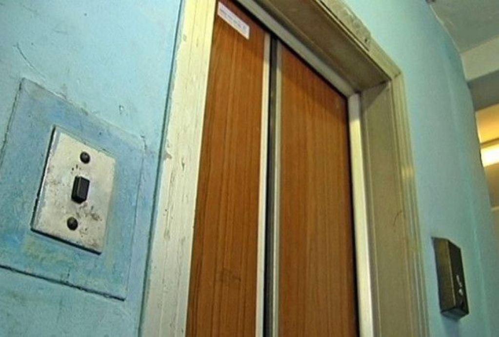 Эксперты ответили, спасет ли прыжок в падающем лифте