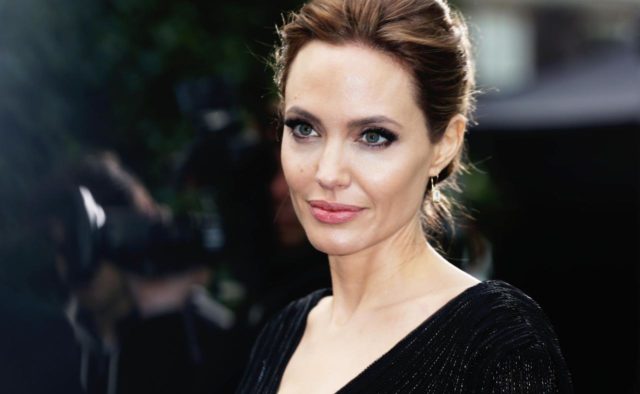 «Задорно торчат!»: Джоли похвасталась грудью в прозрачном платье
