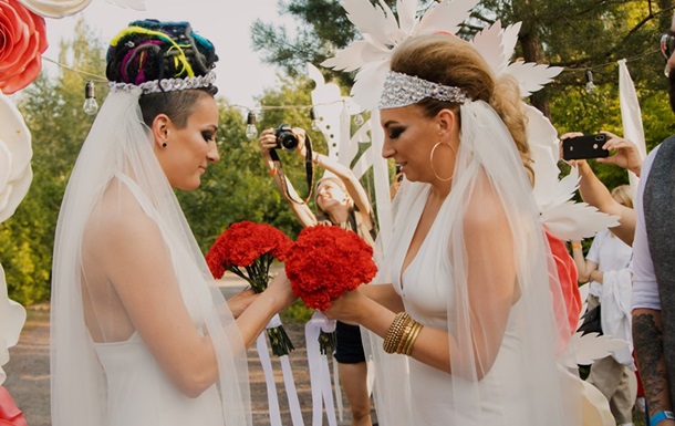 Начало положено: в Киеве впервые провели однополую свадьбу