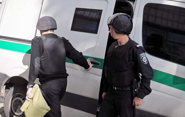 В Киеве мужчина ограбил машину инкассаторов, пока последние заправляли банкомат