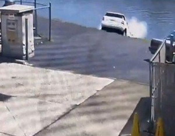 Рассеянная женщина утопила автомобиль в реке, перепутав педали 