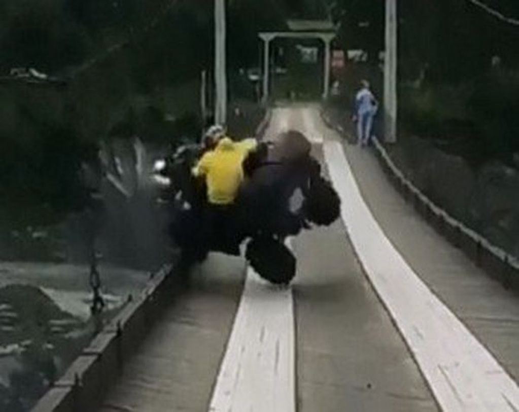 Водитель чудом выжил, грохнувшись с квадроцикла в бурную реку. ВИДЕО