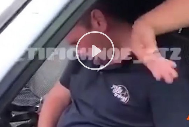 В Харькове пьяный уснул за рулем перед светофором: видеофакт