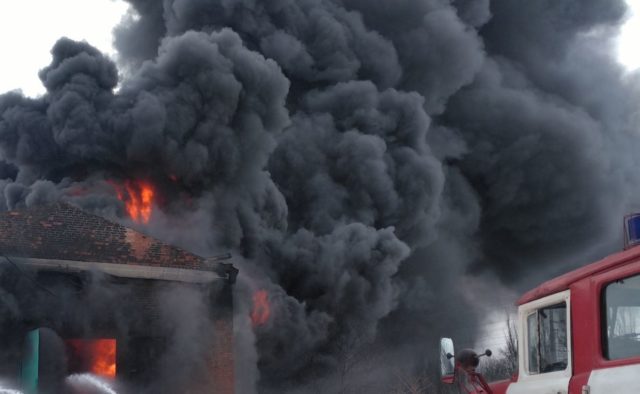 Два автобуса с детьми столкнулись и загорелись: валит черный дым. ФОТО