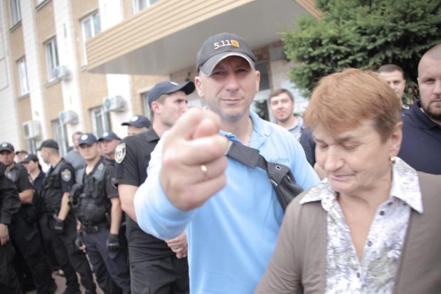 ЗМІ: Кандидат Борис Приходько, який програв вибори, стягує «тітушок» для зриву процесу підрахунку голосів